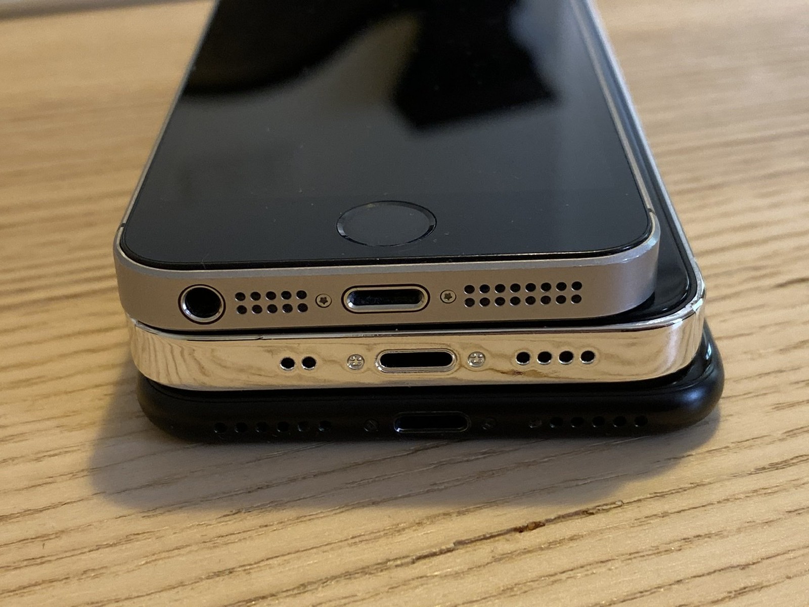 5.4 英寸 iPhone 12 大小如何？看看与 iPhone SE 和 7 的对比